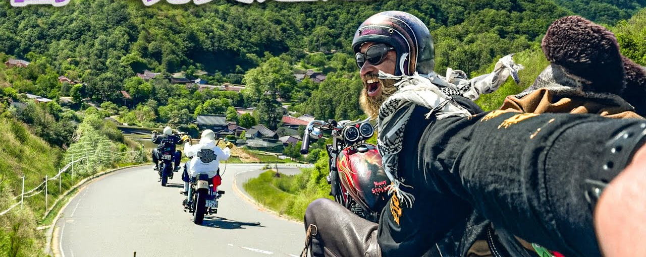 ミショメンTV の動画より。山道のワインディングを走る複数台のバイク